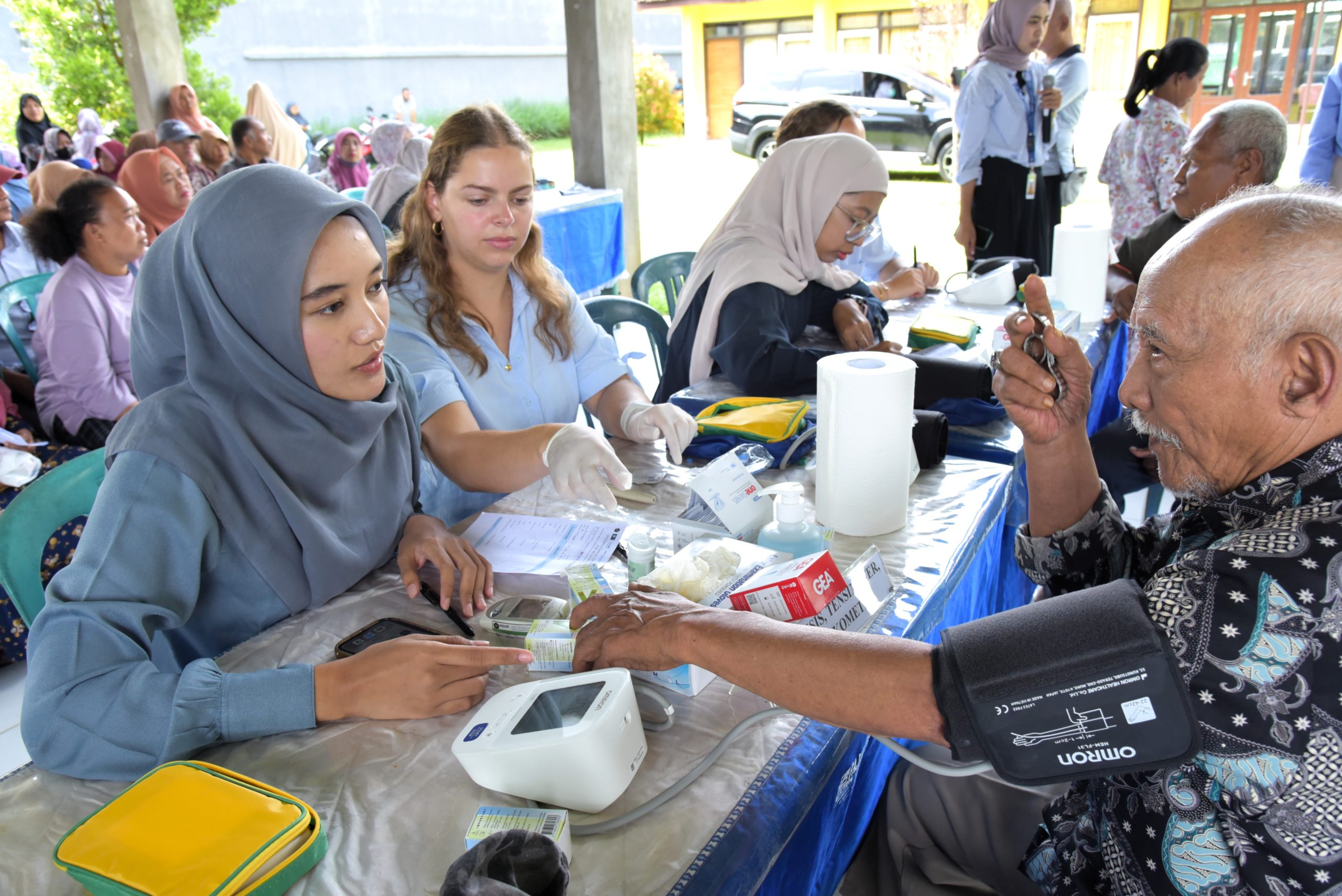 Fakultas Kedokteran Universitas Brawijaya Gelar Kegiatan Internasional “Community Services and Health Screening” di Desa Kepanjen